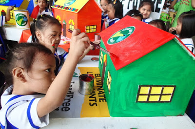 Children paint houses at EcoWaste Coalition's awareness-raising program