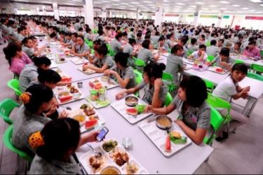 Lunch time at Samsung Vietnam. Photo credit: http://vneconomictimes.com.vn/article/corporate/samsung-struggles-to-house-workers
